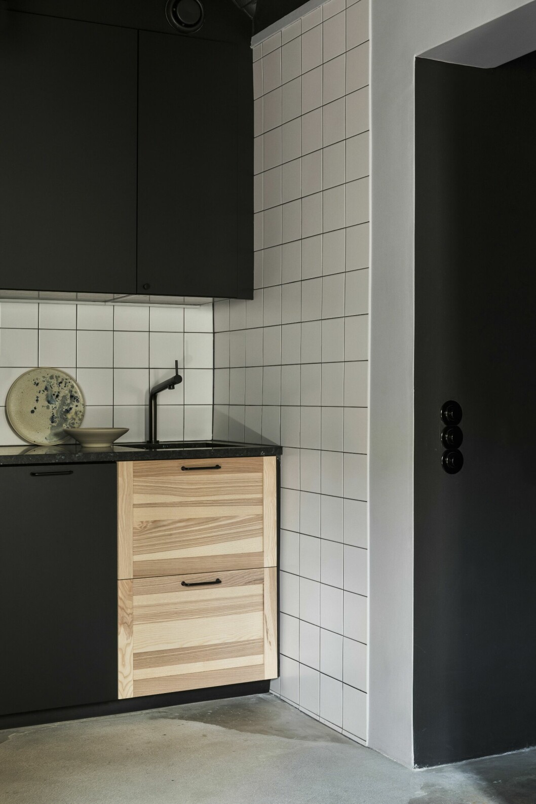 Kök Kungsbacka och Torhamn från Ikea. Bänkskiva i svart labrador. Fat och skål, Handcrafted Stockholm. Designerns minietta i Stockholm – funktion och dynamik