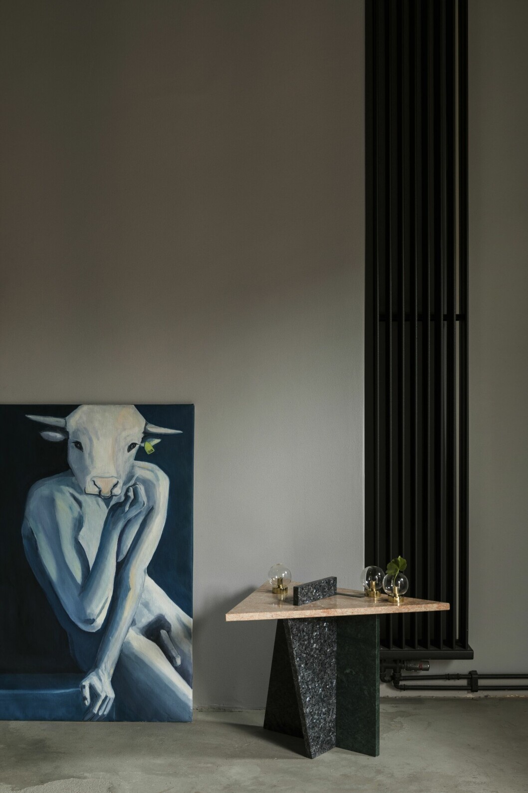 Tavla, Lovisa Fris Åsum. Bord Field, Straight design studio. Vaser Orbis, Straight design studio för Klong. Designerns minietta i Stockholm – funktion och dynamik