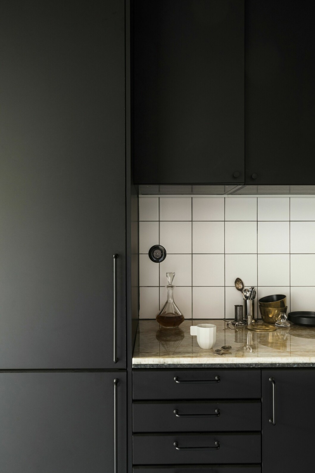 Kök Kungsbacka, Ikea. Bänkskiva i gul onyx. Karaff, vintage. Kopp, Hay. Smörtax, vintage. Stålvaser, vintage. Flaskunderlägg Basso, Skultuna. Mässingsskålar Kolte, Skultuna. Vas Grow, Nina Johanna Christensen. Fat Venti, Italesse. Designerns minietta i Stockholm – funktion och dynamik