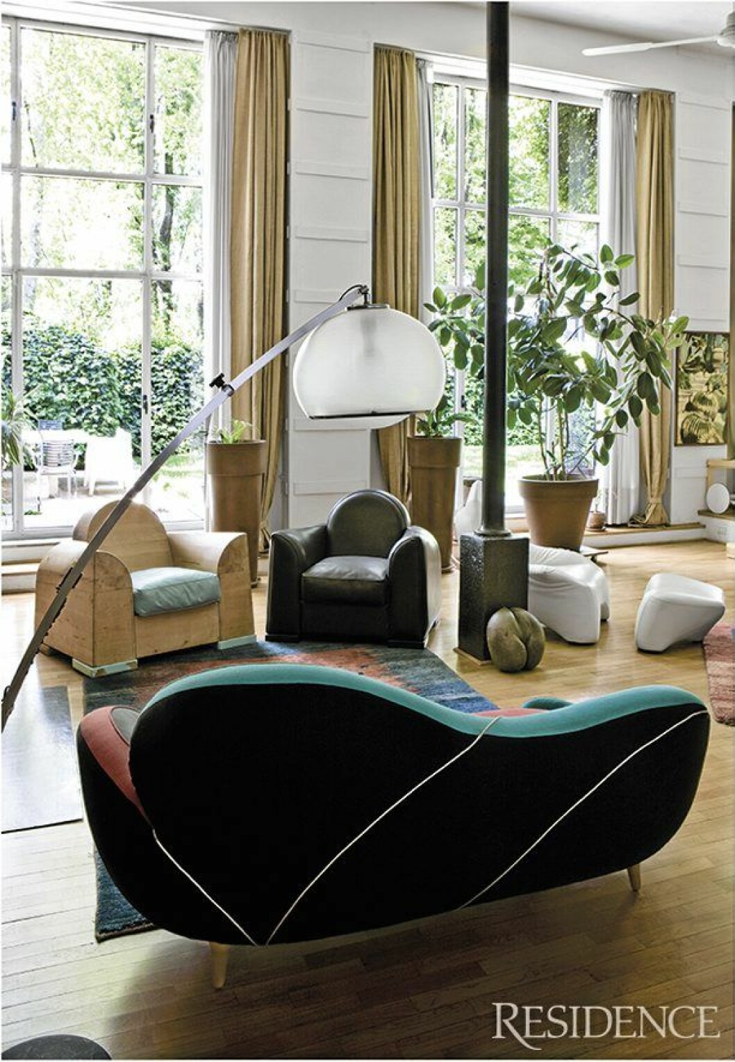 Designkärlek. Javier Mariscals soffa ur serien Los Muebles Amorosos. Svarta fåtöljen från Dainese. Vintagelampa från 1940-talet.