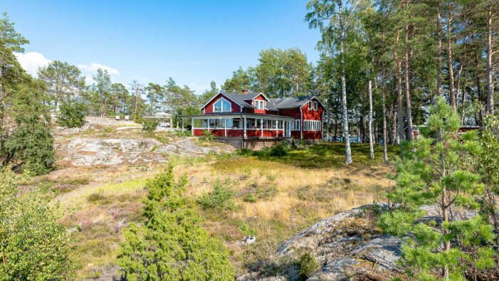 Det ståtliga huset på ön. Foto: Christian Boo / Kjell Johansson Fastighetsbyrå.