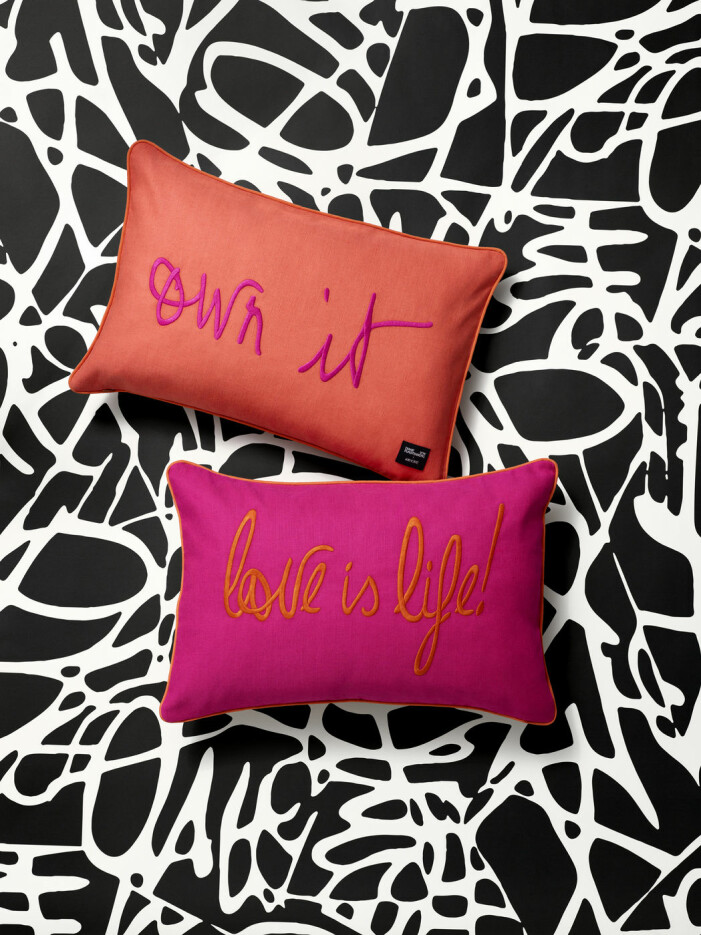 Skapa kontraster och uppiggande färgklickar runtom i hemmet med kollektionens färgstarka kuddar. Diane von Furstenberg x H&M Home, kuddar med citat