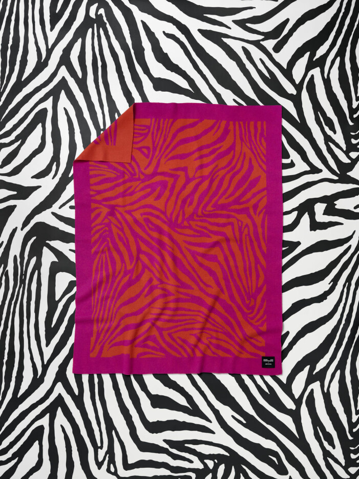 Zebramönstrad pläd, även den i en somrig rosa- och orange färgpalett. Diane von Furstenberg x H&M Home, zebramönstrad pläd