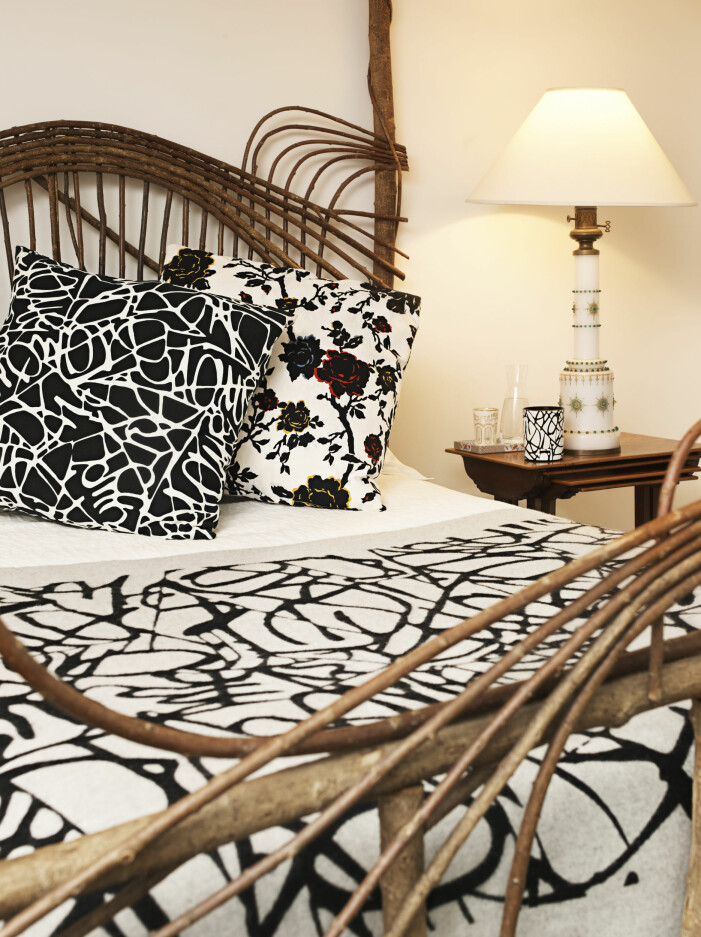 Utöver djurmönster ser vi en del grafiska mönster och blommönster i kollektionen. Diane von Furstenberg x H&M Home, mönstrade kuddar