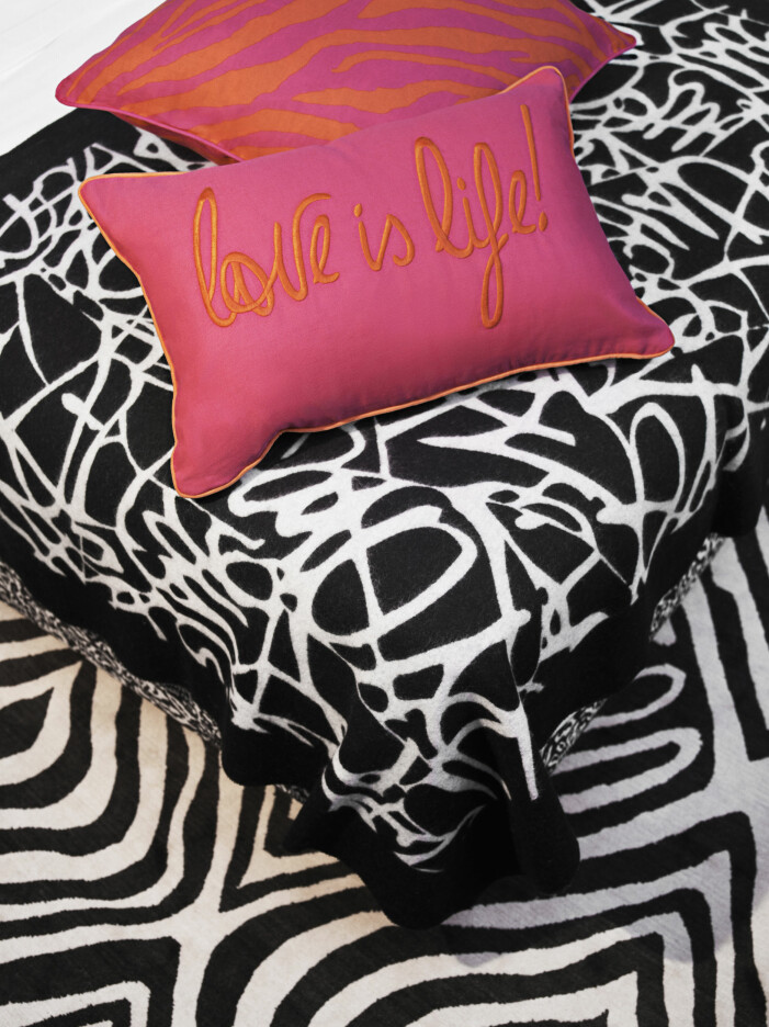 Samarbetet innehåller en rejäl dos textilier, från kuddar och sängkläder till mysiga plädar. Diane von Furstenberg x H&M Home, kuddar