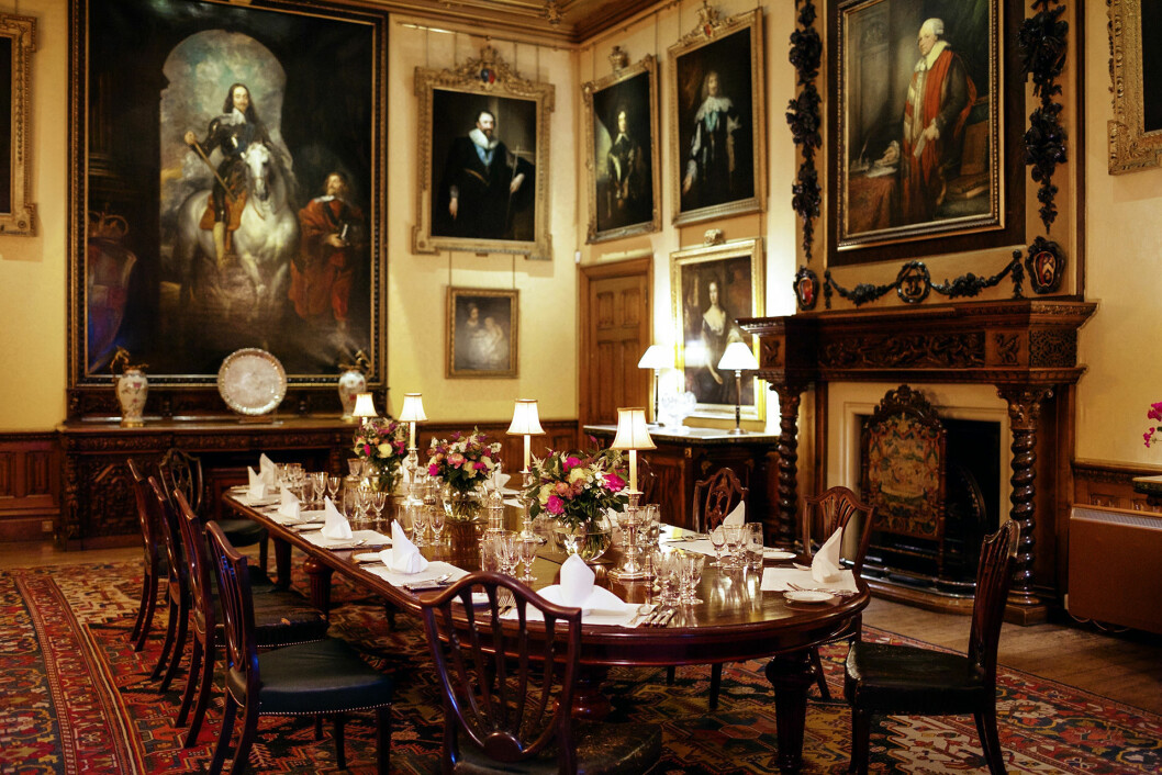 Gästerna får äta middag i matsalen som är bekant från Downton Abbey-serien och -filmen. Matsalen på Downton Abbey eller Highclere Castle som det egentligen heter