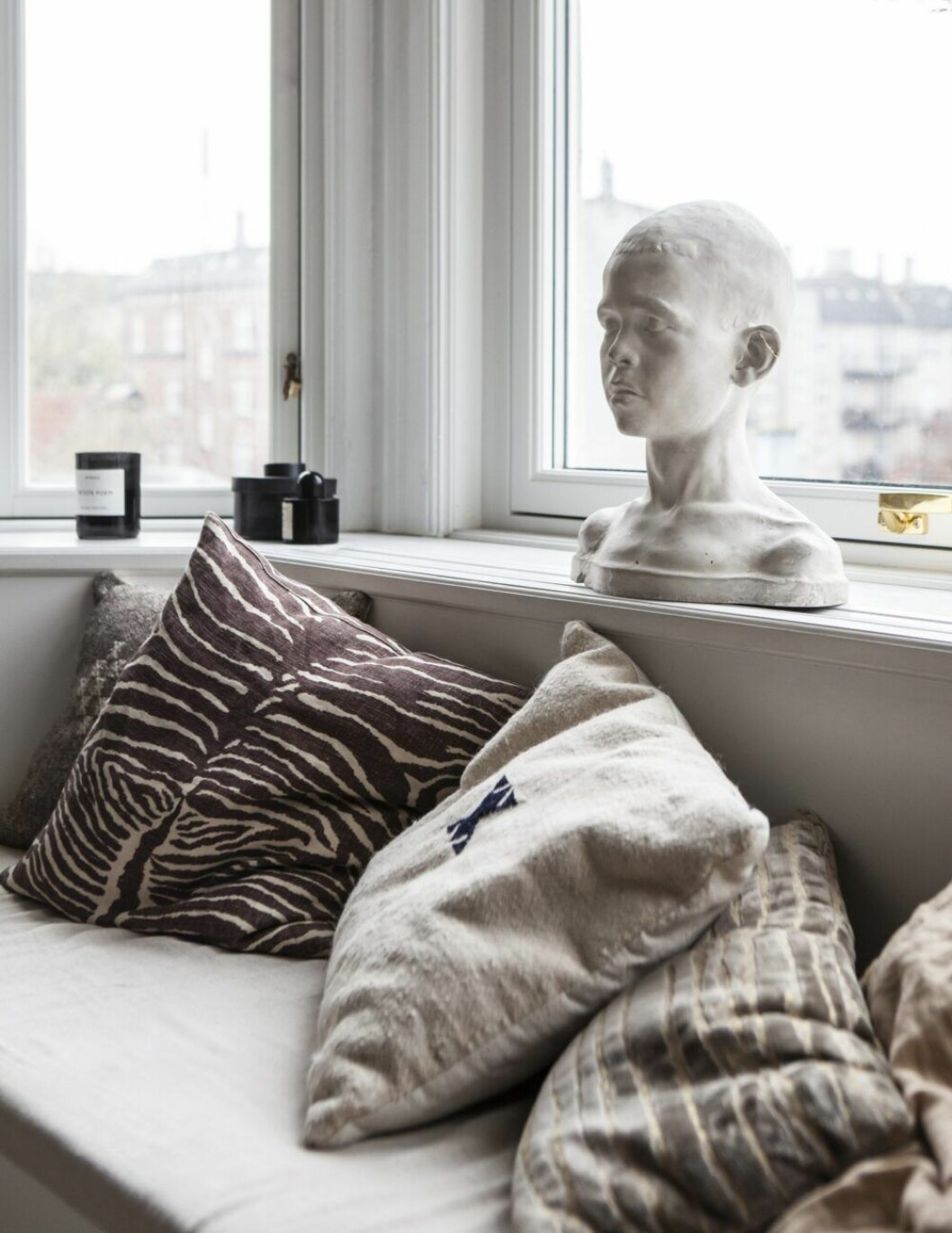 Skulpturen är arvegods från Jacobs mormor. Kuddar från Svenskt tenn, Christina Lundsteen och Marrakech. Doftljus från Byredo och Mad et Len. »Jag är besatt av dofter«, säger Ellen.