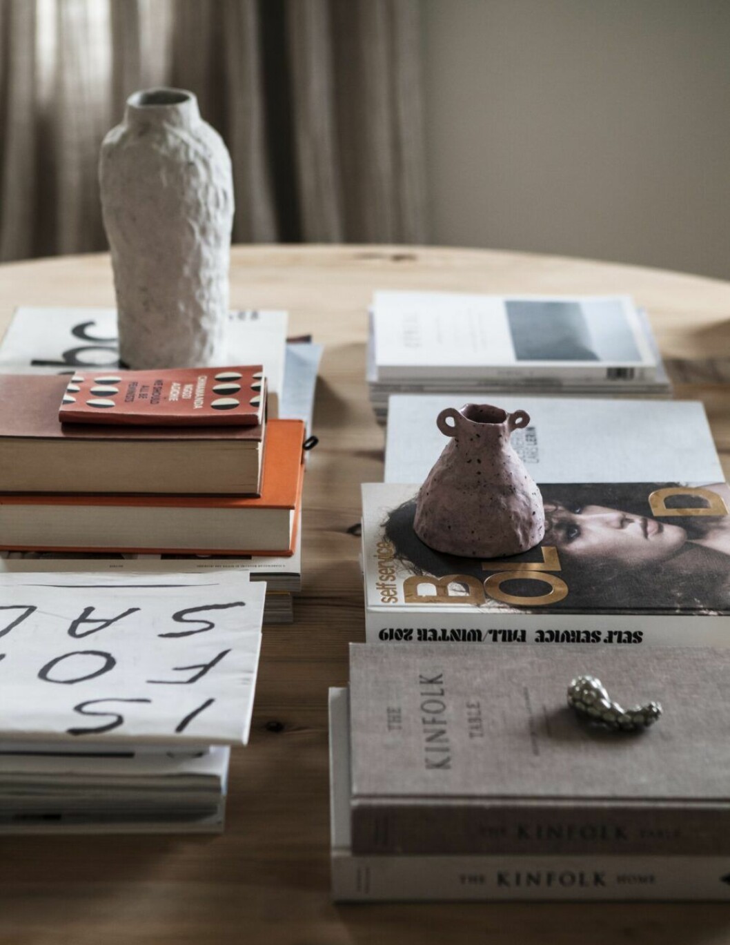 Böcker och keramik är en skön kombination. Emelie Thornadtssons vaser finns på Filippa K:s butik, stylad 2018 av Lotta Agaton.