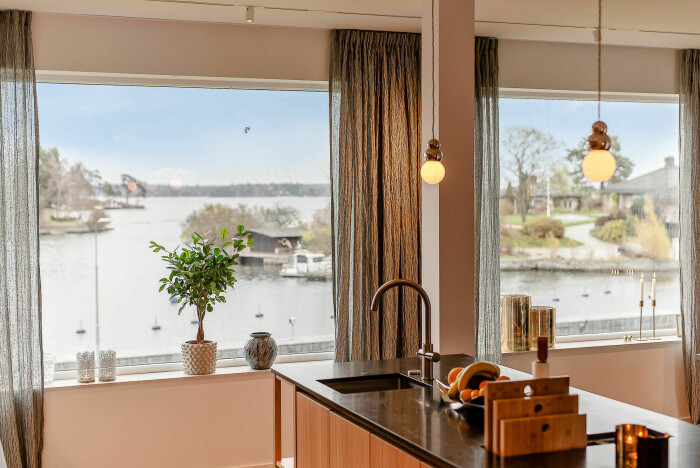 Här står man gärna och lagar mat! Utsikt från villa som är till salu i Djursholm