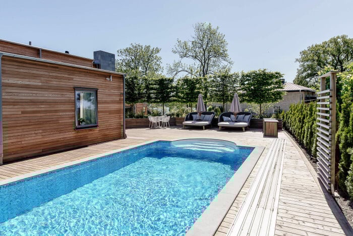 En insynsskyddad pool på en av uteplatserna. Villa med pool till salu Strandvägen Djursholm