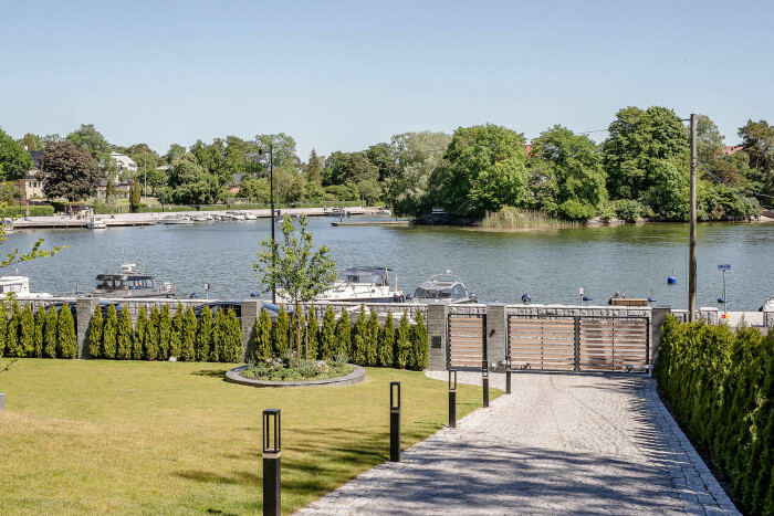 Läget är fantastiskt precis vid Värtan. Villa till salu vid Värtan i Djursholm