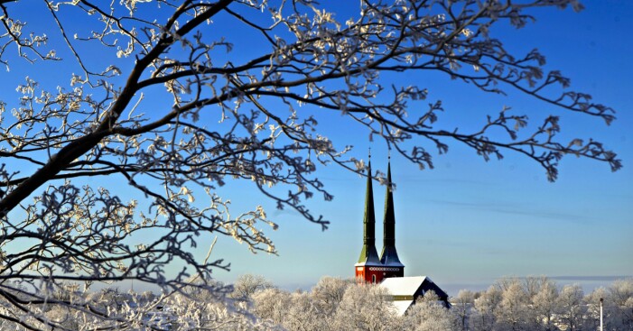 Domkyrkan i Växjö i vinterskrud.
