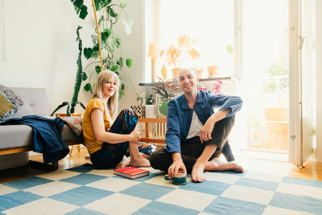 Lisa Milberg och Leo Forssell fotograferade hemma hos Leo i samband med en kampanj för Sonos om hur man inreder med ljud. Foto: Alexander Donka. Bild på Lisa Milberg och Leo Forssell från Auktionstipset.