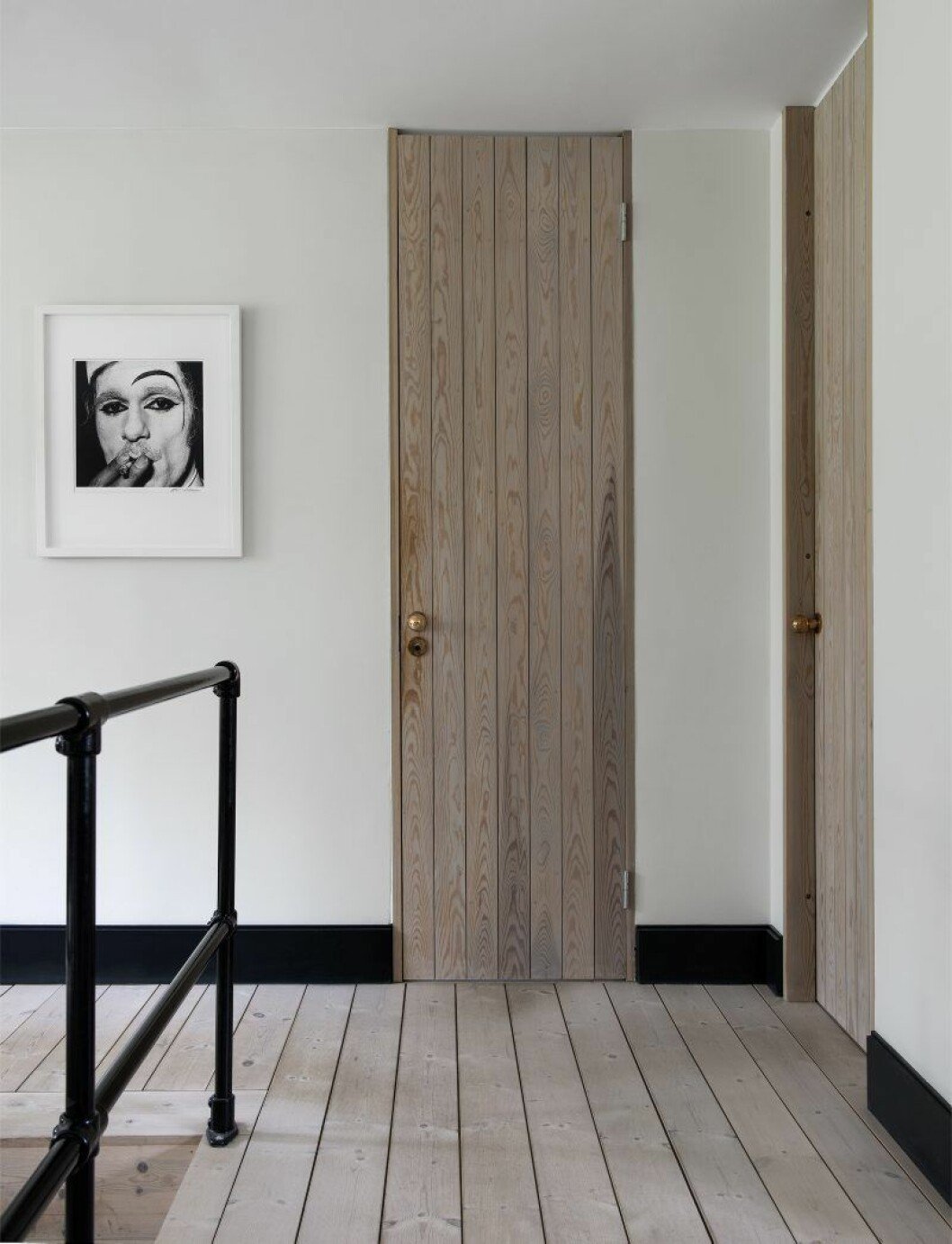 De egendesignade dörrarna går ända upp i taket för att skapa en illusion av högre takhöjd. Handtagsknopp av brons, foto Hans Gedda. De egendesignade dörrarna går ända upp i taket för att skapa en illusion av högre takhöjd. Handtagsknopp av brons, foto Hans Gedda.