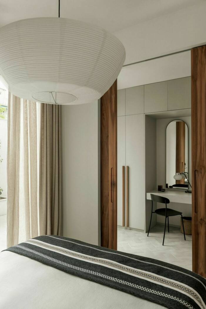 Foto: Erik Lefvander. Syns i: <a target="_blank" href="https://www.residencemagazine.se/hemma-hos/modernt-och-naturnara-townhouse-pa-mallorca/8947017">"Inredarens moderna townhouse i naturnära toner på Mallorca – kika in"</a>. Dressingroom litet sovrum