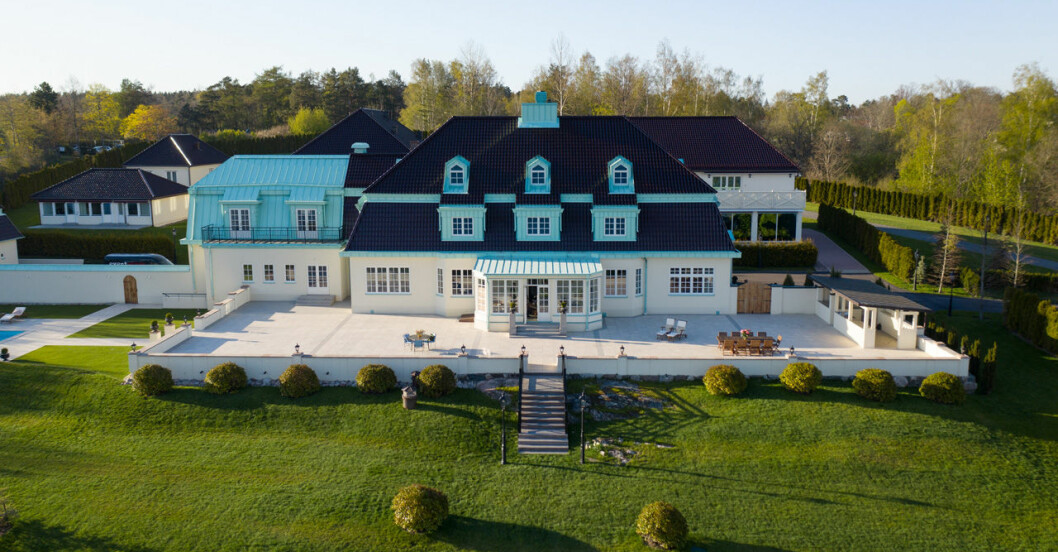 Den vackra villan har en fantastisk terrass. Terrassen, drönarbild