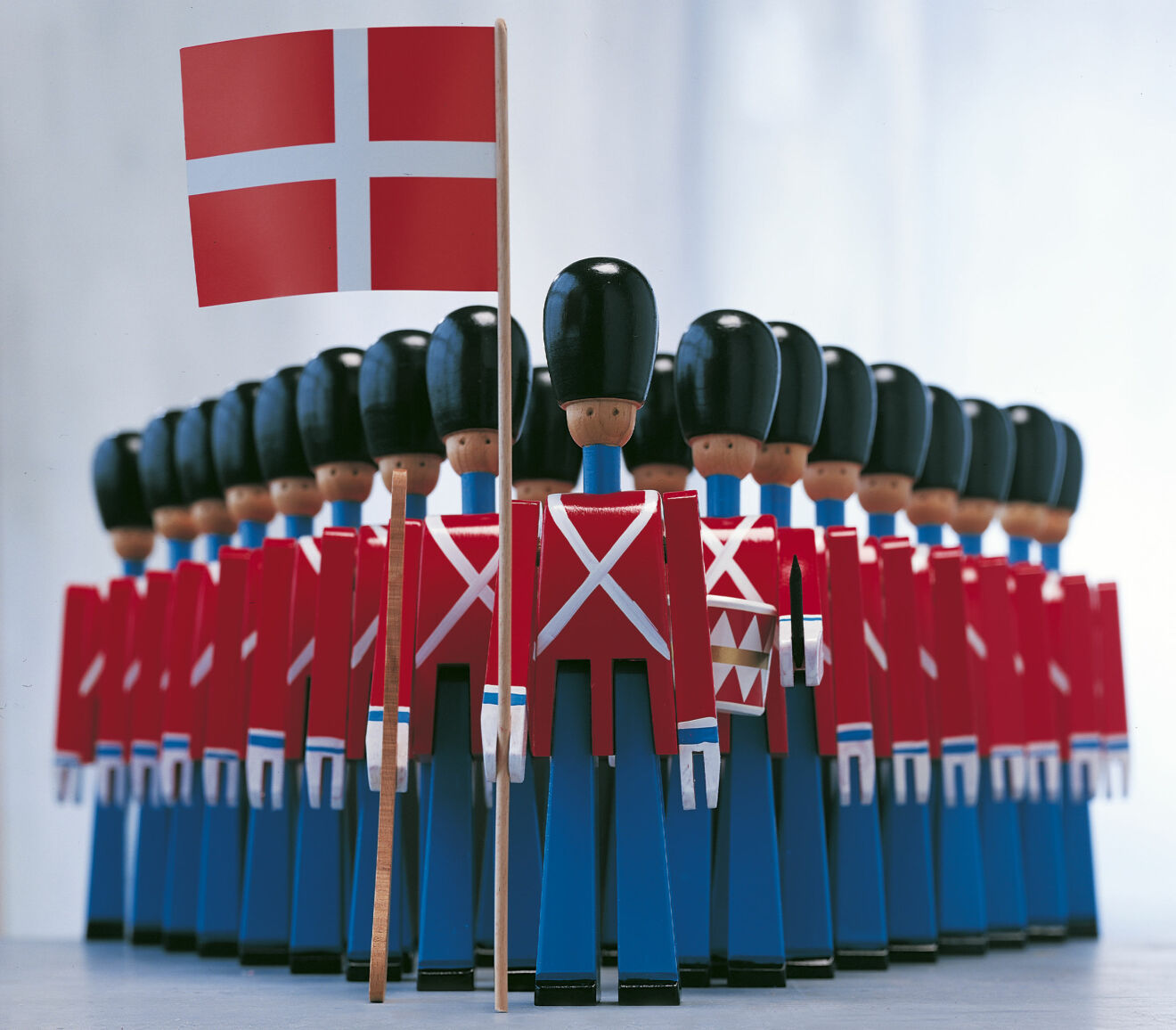 Dronningens soldater med dansk flagga i handen – design av Kay Bojesen.