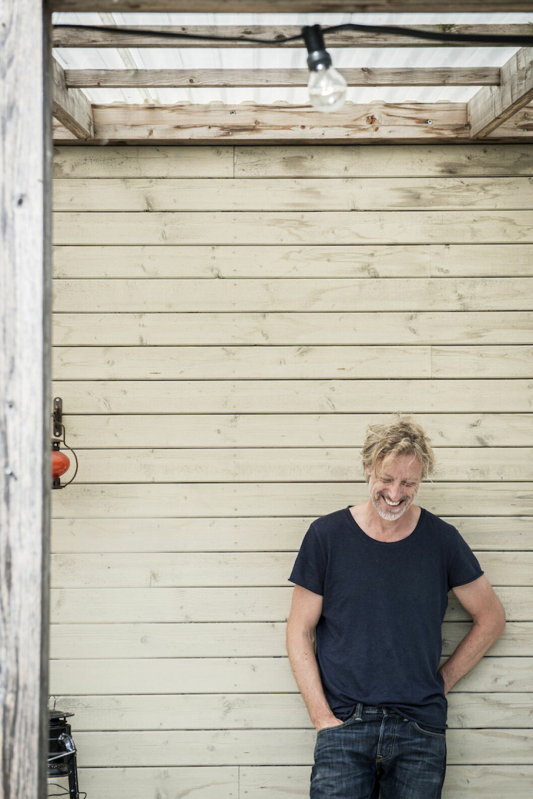 Charlie Drevstam. Bild på fotografen Charlie Drevstam på hans lantställe på Österlen.