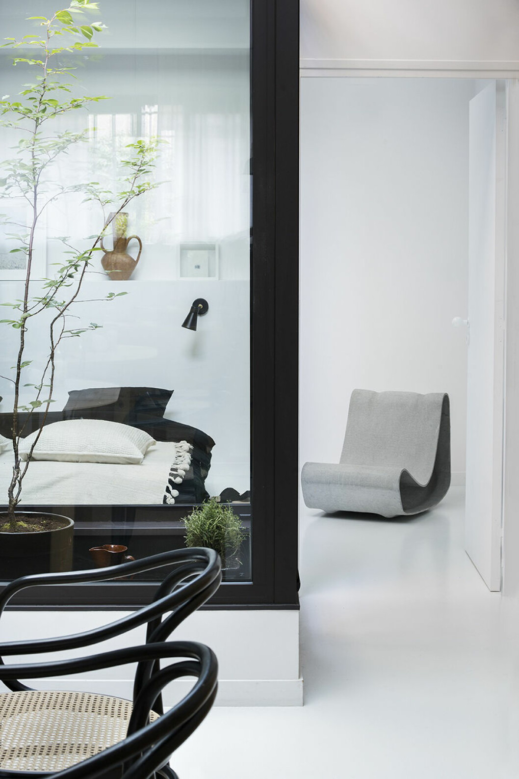 Lägenheten är helt byggd kring ljus och luft och hur man integrerar naturen i bostaden. Inredningsarkitekten Jacques Pariente som paret konsulterade kom med idén om ett atrium. skofabriken atrium fåtölj
