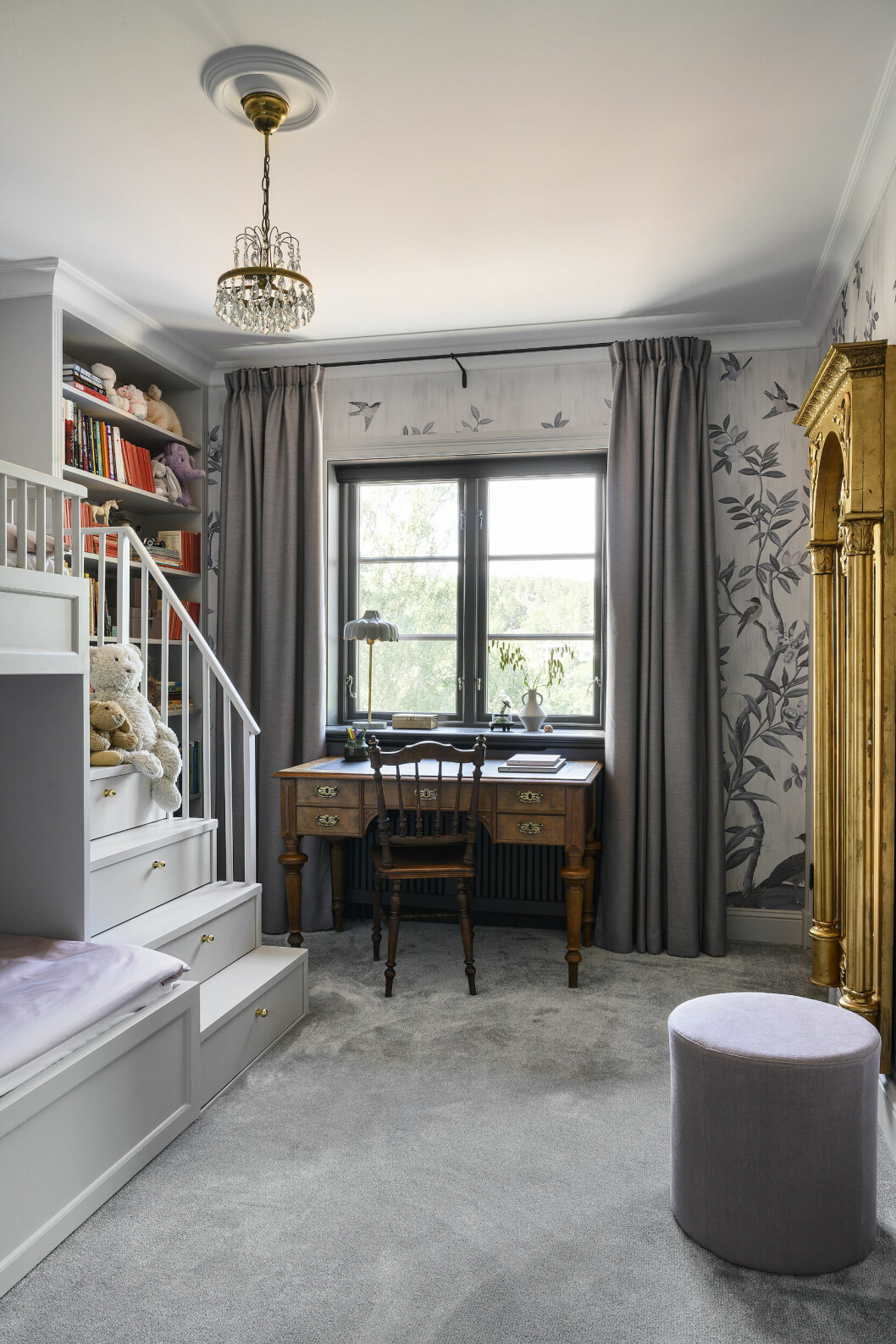 Matta: Dahl Agenturer<br>Skrivbord och stol: Vintage<br>Skrivbordslampa: PR Home<br>Gardiner: Lion Estate Matta: Dahl Agenturer, Skrivbord och stol: Vintage, Skrivbordslampa: PR Home, Gardiner: Lion Estate.