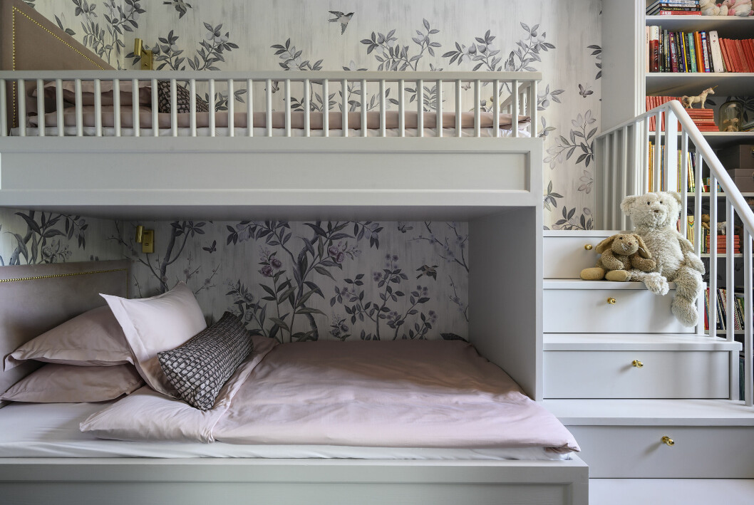 Platsbyggd våningsäng och bokhylla: Grunewalds bygg och Retormo design, ritad och designad av Refine Design Studio<br>kuddar: Lion Estate<br>Sängkläder: Millenotti Platsbyggd våningsäng och bokhylla: Grunewalds bygg och Retormo design, ritad och designad av Refine Design Studio, kuddar: Lion Estate, Sängkläder: Millenotti.