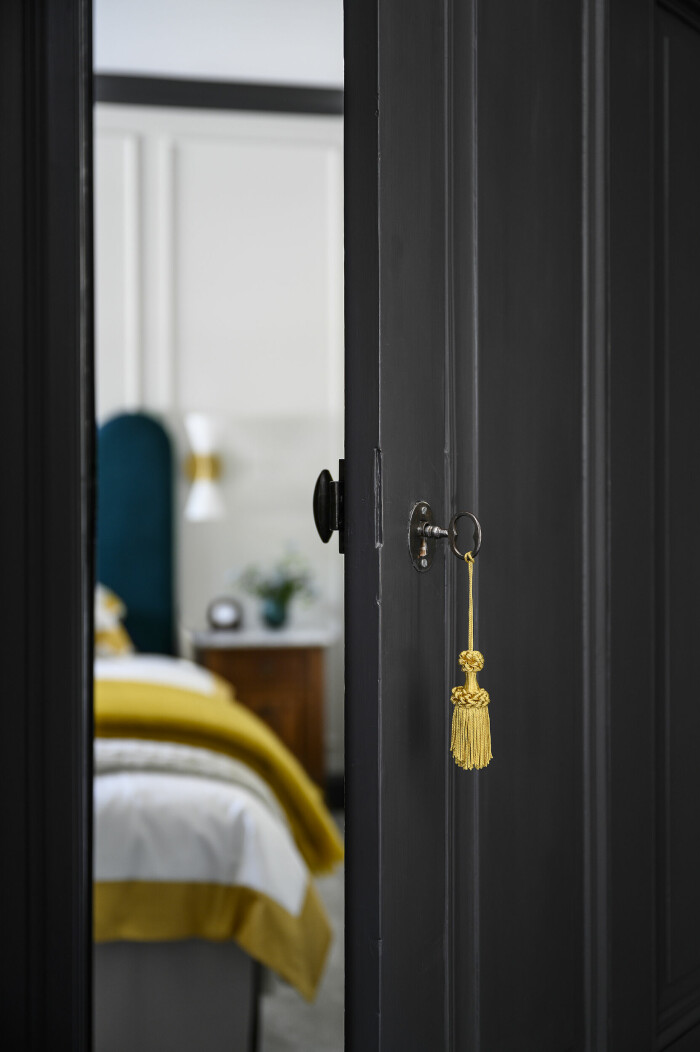 Hotellkänsla redan innan man stiger in i rummet, med den fantastiskt söta lilla tofsen som hänger utanför. Hotellkänsla redan innan man stiger in i rummet, med den fantastiskt söta lilla tofsen som hänger utanför.