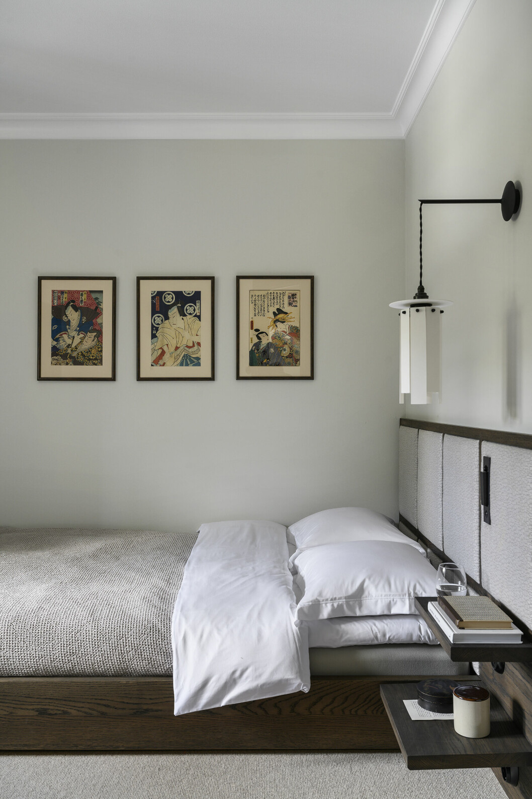 Lampa: Serax<br>Tapetserare av sänggavel: In your dreams, ritad och designad av Refine Design Studio<br>Träram och sängstomme: Grunewalds bygg<br>Sängkläder: Spirit of Nomad Lampa: Serax, Tapetserare av sänggavel: In your dreams, ritad och designad av Refine Design Studio, Träram och sängstomme: Grunewalds bygg, Sängkläder: Spirit of Nomad.
