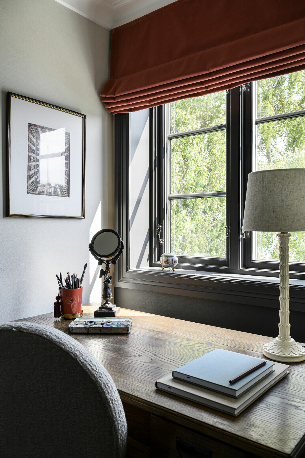 Skrivbord: Vintage<br>Stol: Homeline<br>Gardiner: Lion Estate Skrivbord: Vintage, Stol: Homeline, Gardiner: Lion Estate.