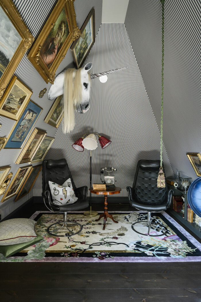 Golvlampa, fåtöljer och bord: Vintage Golvlampa: Vintage, Fåtöljer: Vintage, men modellen finns att köpa nya i inredningsbutiker, Bord: Vintage.