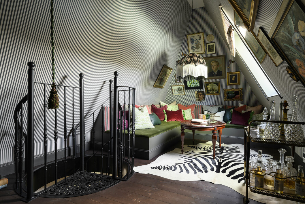 Plattsbyggd soffa: Grunewalds bygg, ritad och designad av Refine Design Studio<br>Taklampa: Anna Hayman<br>Gardiner och kuddar: Lion Estate<br>Bord: Vintage Plattsbyggd soffa: Grunewalds bygg, ritad och designad av Refine Design Studio, Taklampa: Anna Hayman, Gardiner och kuddar: Lion Estate, Bord: Vintage.