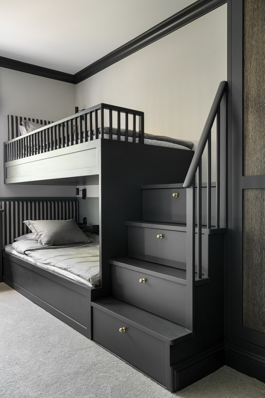 Platsbyggd våningsäng och garderob: Grunewalds bygg och Retormo Design, ritad och designad av Refine Design Studio<br>Sängkläder: Hemtex Platsbyggd våningsäng och garderob: Grunewalds bygg och Retormo Design, ritad och designad av Refine Design Studio, Sängkläder: Hemtex.