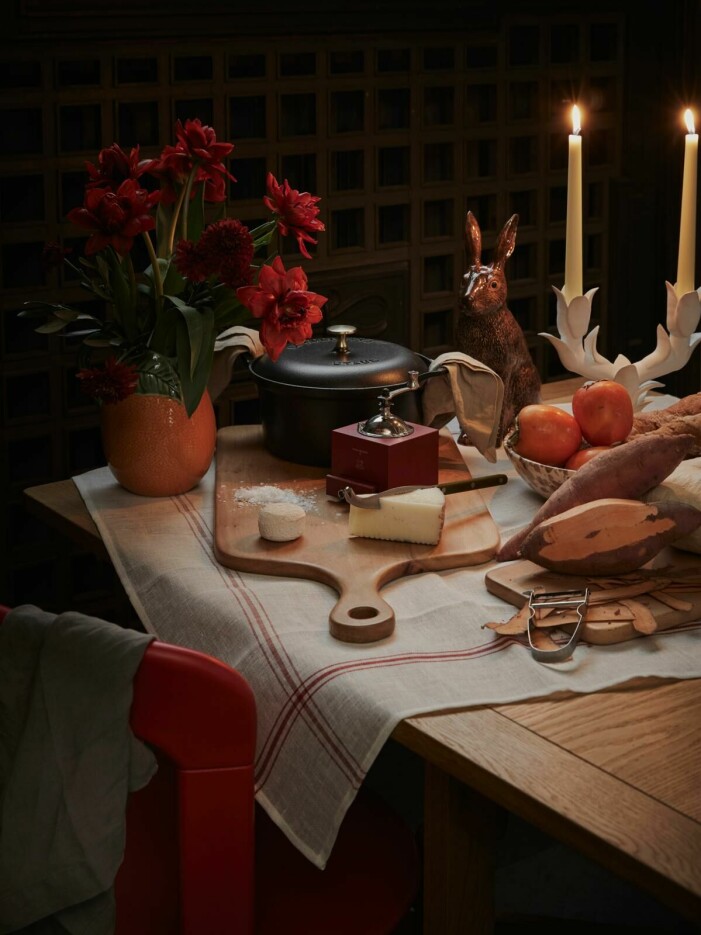 Plocka fram hemmets klassiska guldkorn och satsa på en genuin känsla på bordet. Foto: Artilleriet. Dukningsinspiration, Artilleriet dukning