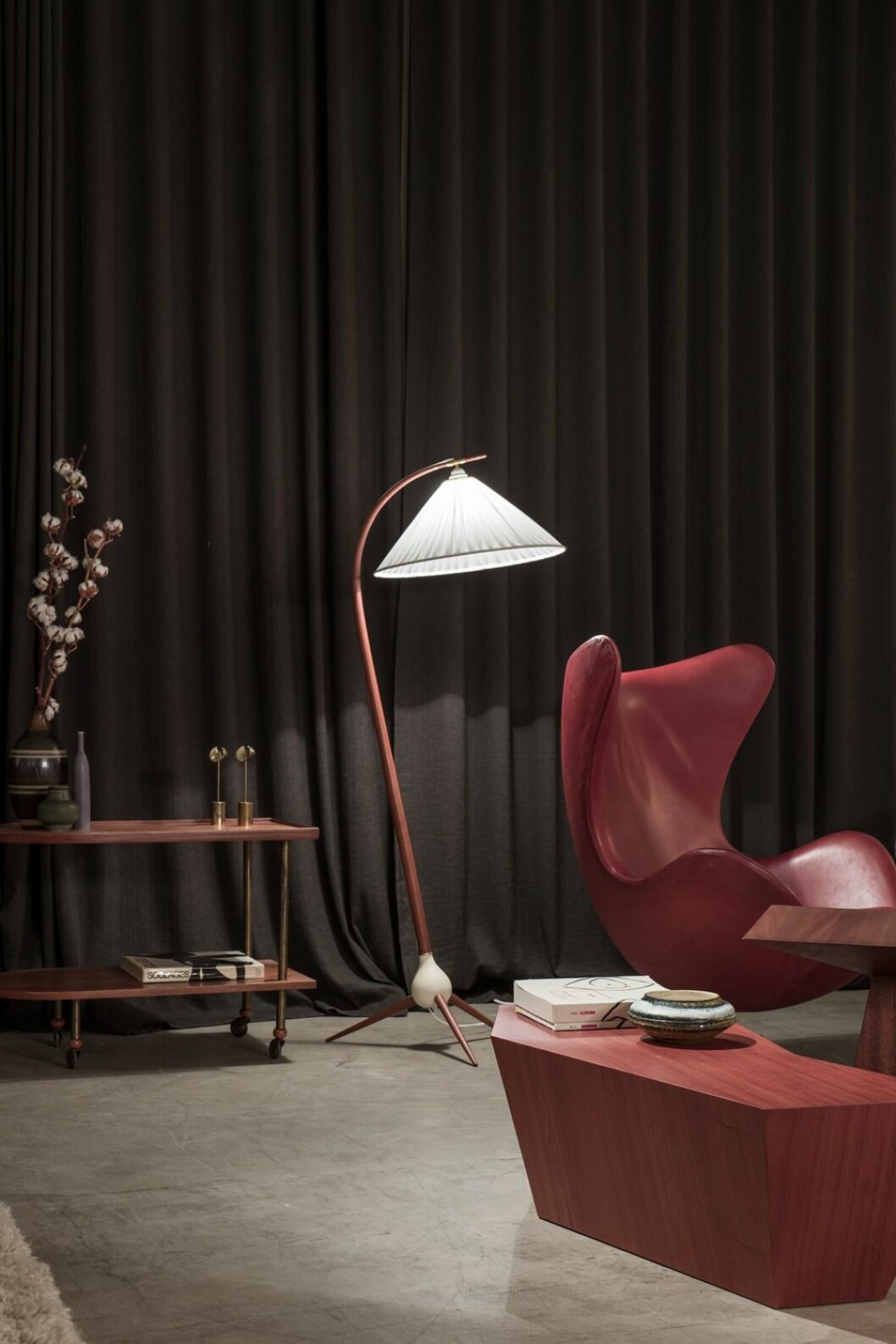 Fåtöljen Ägget av Arne Jacobsen för Fritz Hansen från 1958 i Dusty Decos butik. Foto: Jesper Florbrant.