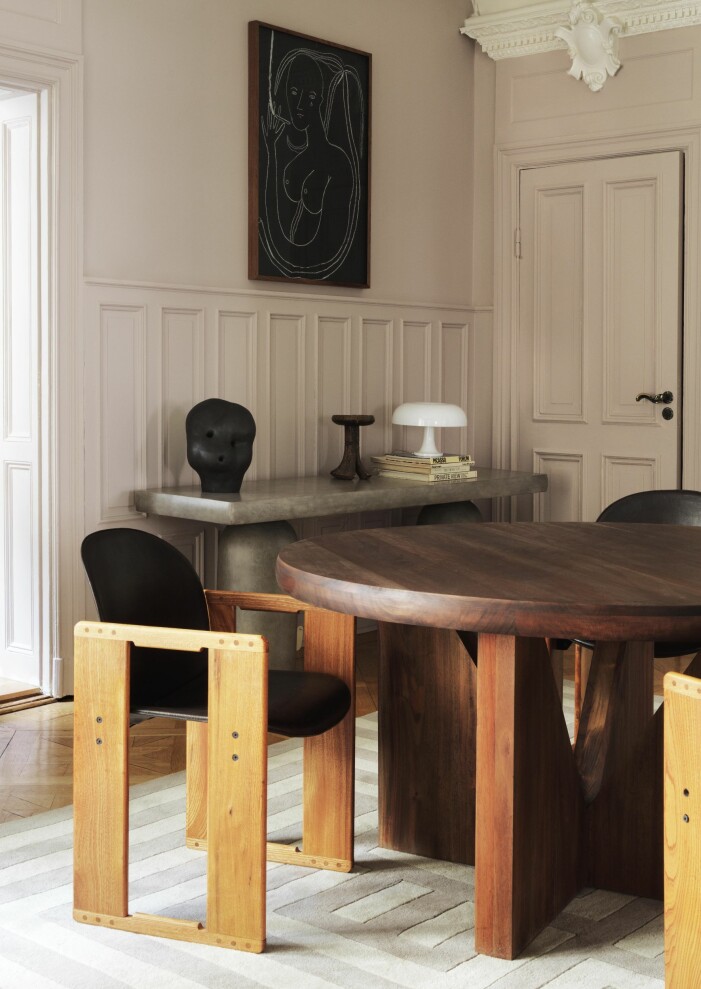 Stolar, Tobia Scarpa, via Dusty deco, V – Dining Table, Dusty deco, Konsolbord, Dusty deco, konstverk Alexandra Karpilovski, privat, Lampa Nessino, Artemide, Nordiska galleriet, träskulptur från Etiopien, privat.Dessa två bilder (denna sida och nästa) plåtades i en gammal byggmästarvåning med originalmålat tak och gamla kakelugnar på Östermalm. »Vi tänkte oss hur det skulle se ut om ett ungt par som gillar inredning och konst skulle bo där, när vi inredde med våra möbler«, säger Edin. Dusty Deco matbord