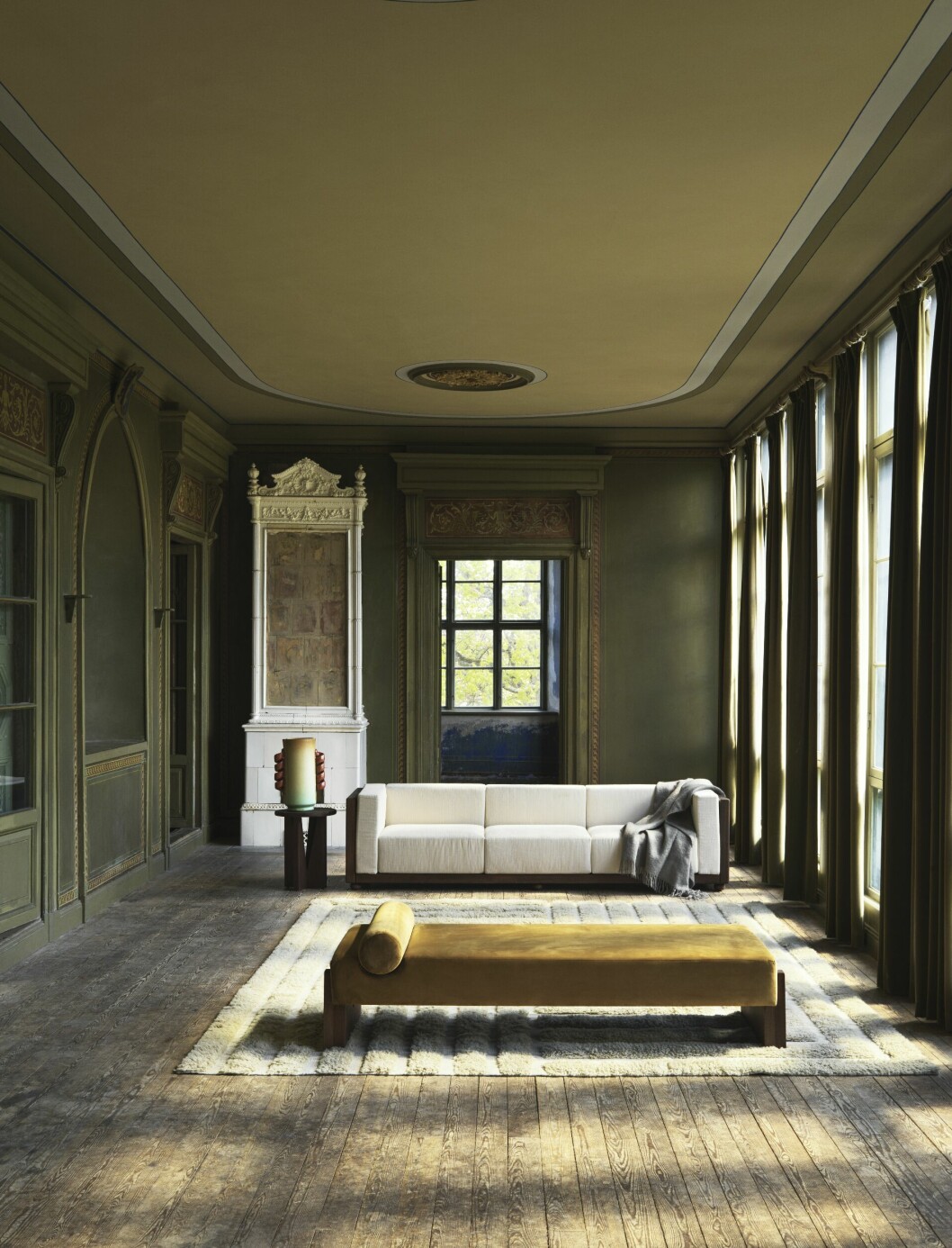 Dagbädd och soffa med sidor i massivträ. 35 000:- respektive 65 000:-, Dusty Deco/Nordiska Galleriet. Dagbädd och soffa med sidor i massivträ. 35 000:- respektive 65 000:-, Dusty Deco/Nordiska Galleriet.