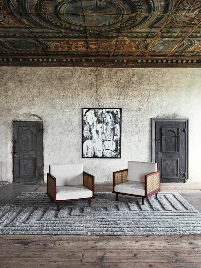 I stora salen ligger mattan Shaggy Labyrinth, Dusty deco. Cane Lounge chair, Dusty deco. Konstverk, Luciana Ame, tillgängligt via Dusty deco. Dusty deco lounge chair