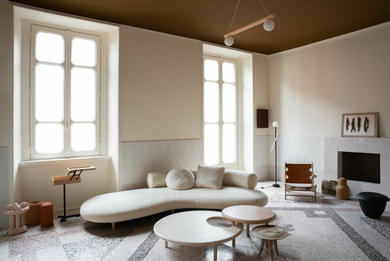 modern organic-inredning med vit soffa