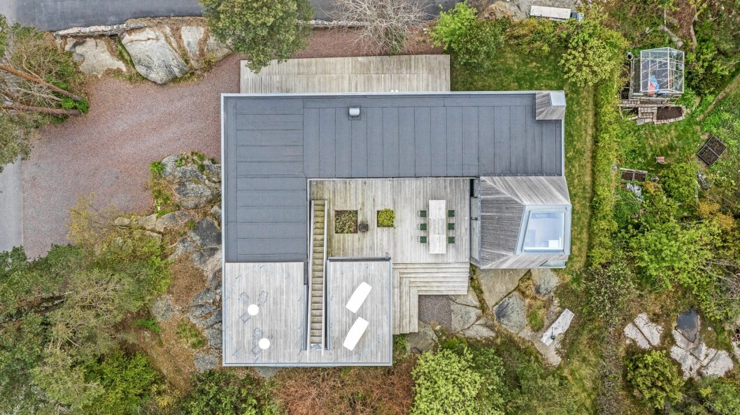 En fantastisk vy där vi ser detta arkitektoniska mästerverk från ovan. Vi ser takterassen, den inbjudande innergården, takfönstret och husets form, som ger insynsskydd från gatan. Villa Kristina ovanifrån.