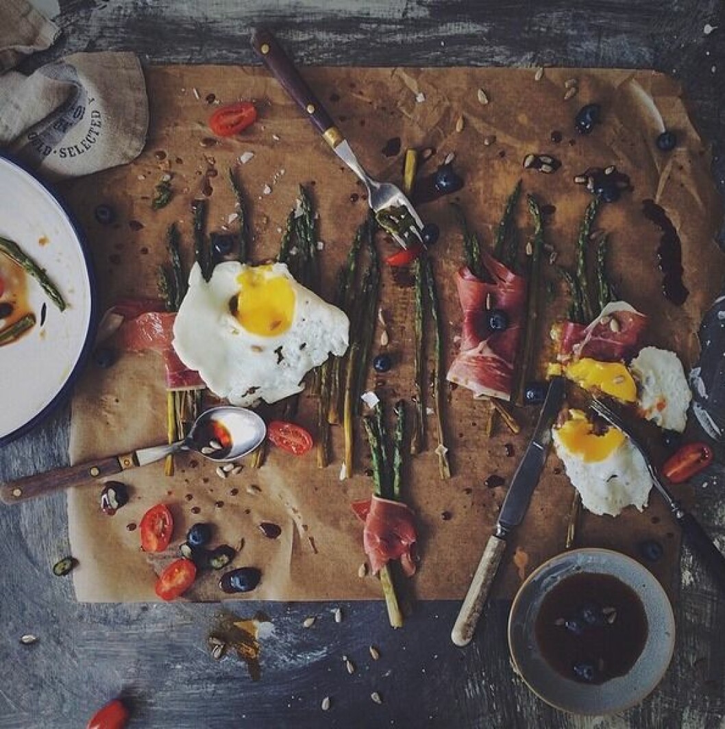 »Messy Saturday morning table with the classics – asparagus, ham and eggs, sprinkled with roasted sunflower seeds and my new favorite – blueberries in a red wine vinegar.« eggs