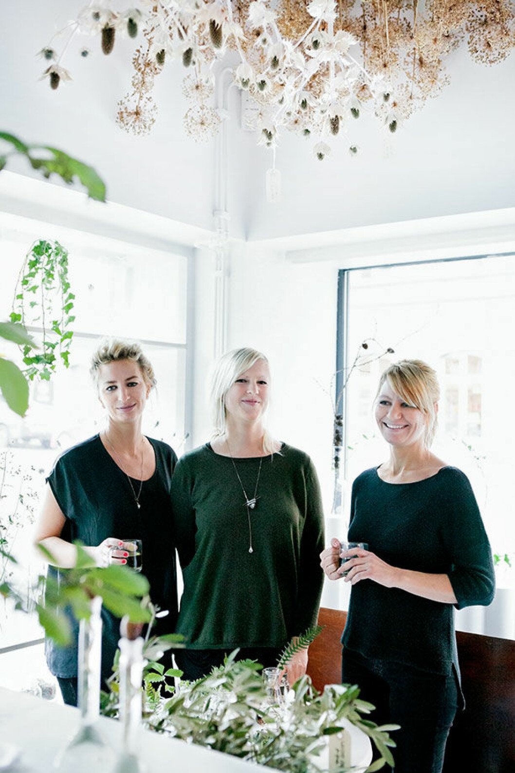 <em>Maria Horn, Elsa Uggla och Johanna Horn i den 24 kvadratmeter stora affären, som är fylld av växter som martorn, benved, allium och vallmo.</em> ekologiska snittblommor landet jarna