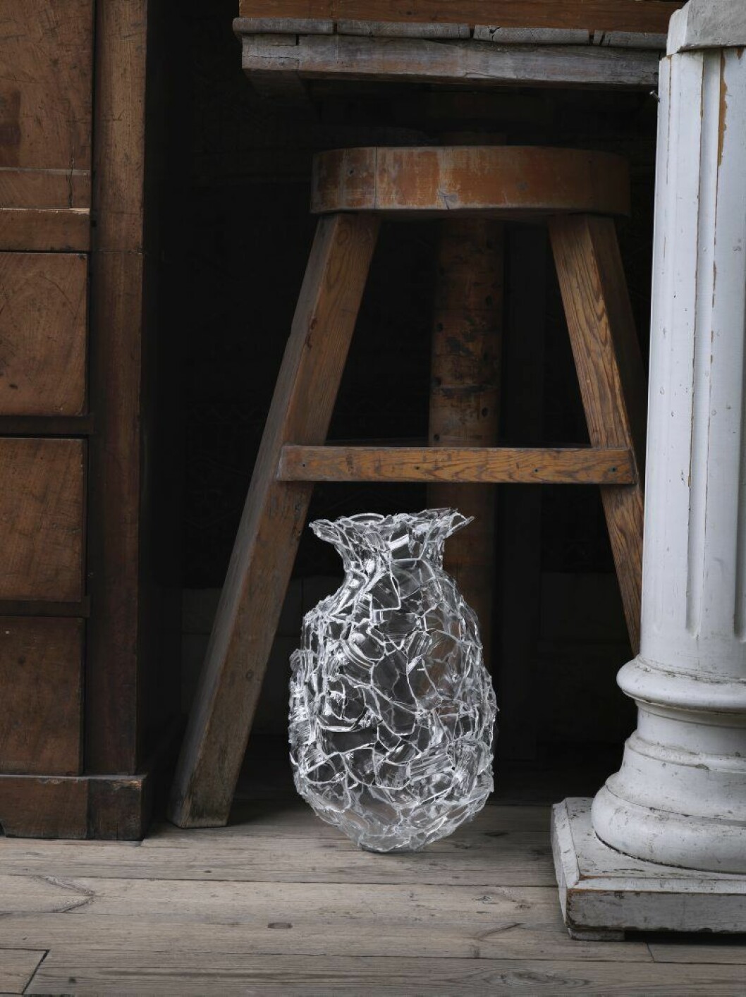 Vas Unwant av sammanfogade återvunna glasburkar, formgiven av Finn Ahlgren, 18 000:-, Crooked concept.
