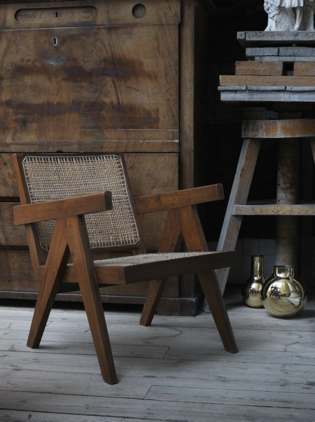 Fåtölj PJ-SI-29-A av Pierre Jeanneret gjord i teak och rotting för byggnaderna i Chandigarh stad i norra Indien. Foto: Charlie Drevstam.