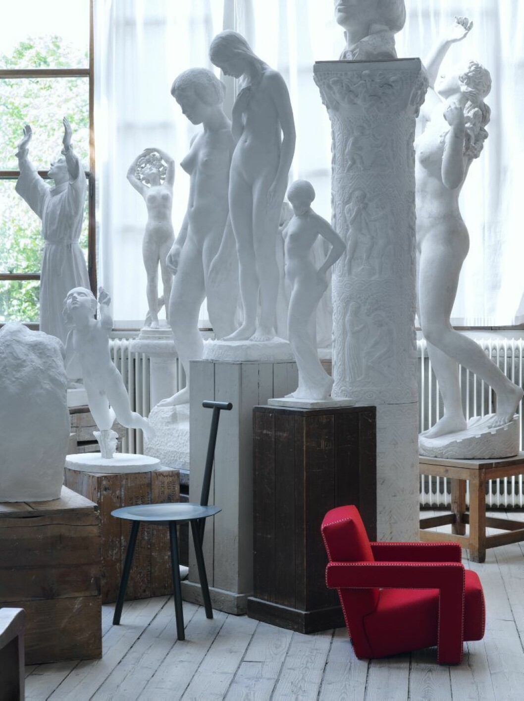 Stol Spade chair av Faye Toogood, i svartblå betsad ask, 3 800:-, Please wait to be seated. Minivariant Baby L av fåtöljen Utrecht av Gerrit Rietveld, 14 820:-, Nordiska galleriet. Till höger: Stol Spade chair av Faye Toogood, i svartblå betsad ask, 3 800:-, Please wait to be seated. Minivariant Baby L av fåtöljen Utrecht av Gerrit Rietveld, 14 820:-, Nordiska galleriet.