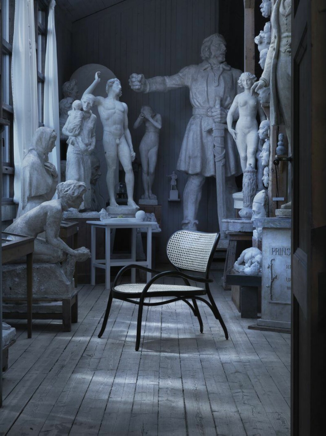 Residence fotograferade i Carl Eldhs ateljémuseum i Bellevueparken vid Roslagstull i Stockholm. Huset som ritades av Ragnar Östberg, uppfördes 1919 och Carl Eldh använde det som ateljé och ibland som bostad fram till sin död 1954. Residence fotograferade i Carl Eldhs ateljémuseum i Bellevueparken vid Roslagstull i Stockholm. Huset som ritades av Ragnar Östberg, uppfördes 1919 och Carl Eldh använde det som ateljé och ibland som bostad fram till sin död 1954.