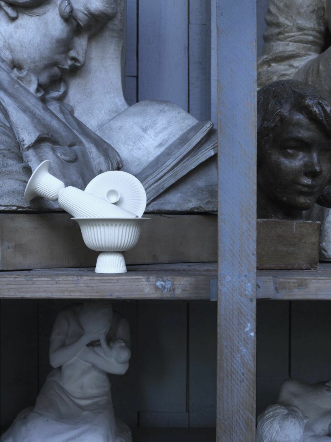 Porslin Tsé är ett samarbete mellan Pili Wu på Han Gallery i Taipei, Taiwan och danska<br>Lyngby Porcelain, ljusstake, 599:-, tekopp med lock, 529:- båda i oglaserat porslin, Lyngby Porcelain. Porslin Tsé är ett sam- arbete mellan Pili Wu på Han Gallery i Taipei, Taiwan och danska Lyngby Porcelain, ljusstake, 599:-, tekopp med lock, 529:- båda i oglaserat porslin, Lyngby Porcelain. Till höger: Stol Spade chair av Faye Toogood, i svartblå betsad ask, 3 800:-, Please wait to be seated. Minivariant Baby L av fåtöljen Utrecht av Gerrit Rietveld, 14 820:-, Nordiska galleriet.