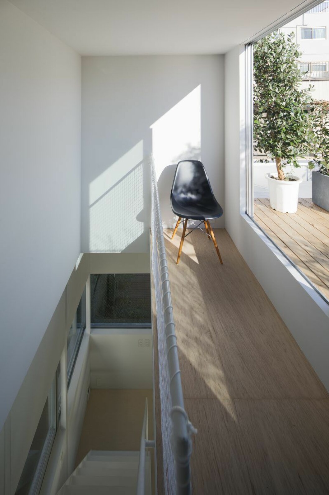 Compact living: trapphuset upp till takterrassen har plats för ännu en sovplats. Enligt byggnadsreglerna i kvarteret begränsar antalet våningsplan till två men passager som trappor och korridorer tillåts bryta höjdlinjen. Elding Oscarson Tokyo_8