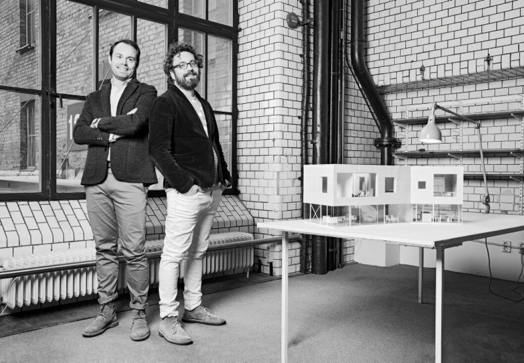 Jonas Elding och Johan Oscarson vann förra året prestigeuppdraget att bygga till Skissernas museum i Lund. Där, precis som i flera av sina villaprojekt, kilade man in en stram volym i ett traditionstyngt och ornamenterat sammanhang. TRENDSPANING »Ett tecken i tiden om något: den moderna arkitekturen tillåts ta plats, den homogena hegemonin börjar så sakteliga brytas ner.« elding oscarsson