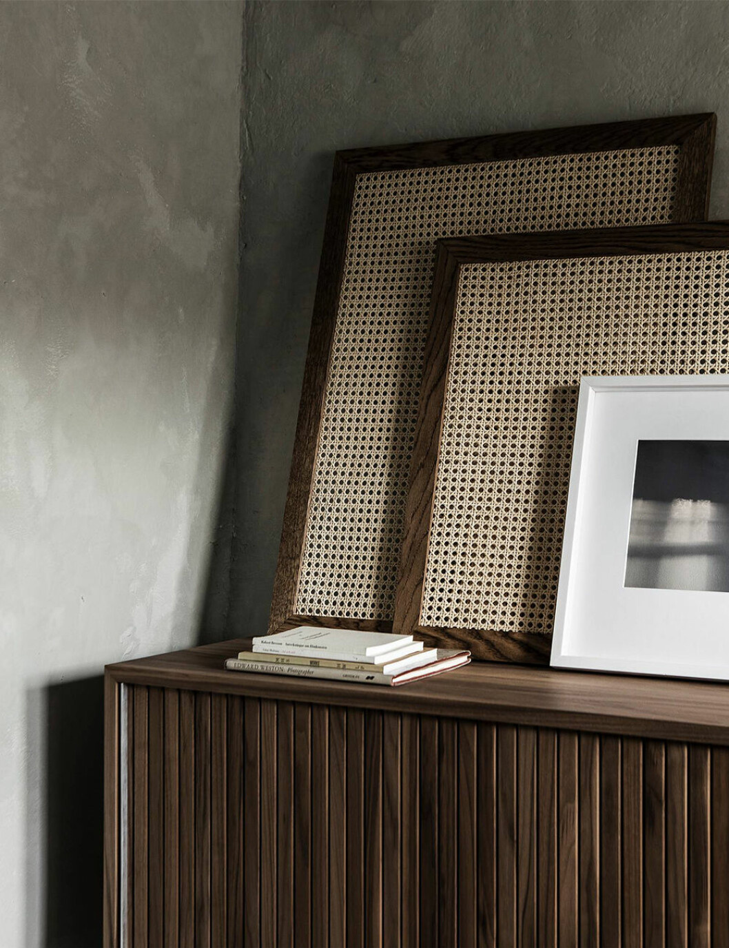 Rotting är hett i inredningen just nu. Här ovan ett par element- eller insynsskydd i snygg rotting och ek, från <a href="https://www.drystudios.com/en/shop/furniture/indo-frame.html" target="_blank" rel="noopener">Dry Studios</a>. Foto: Dry Studios. Insyns- och elementskydd i rotting
