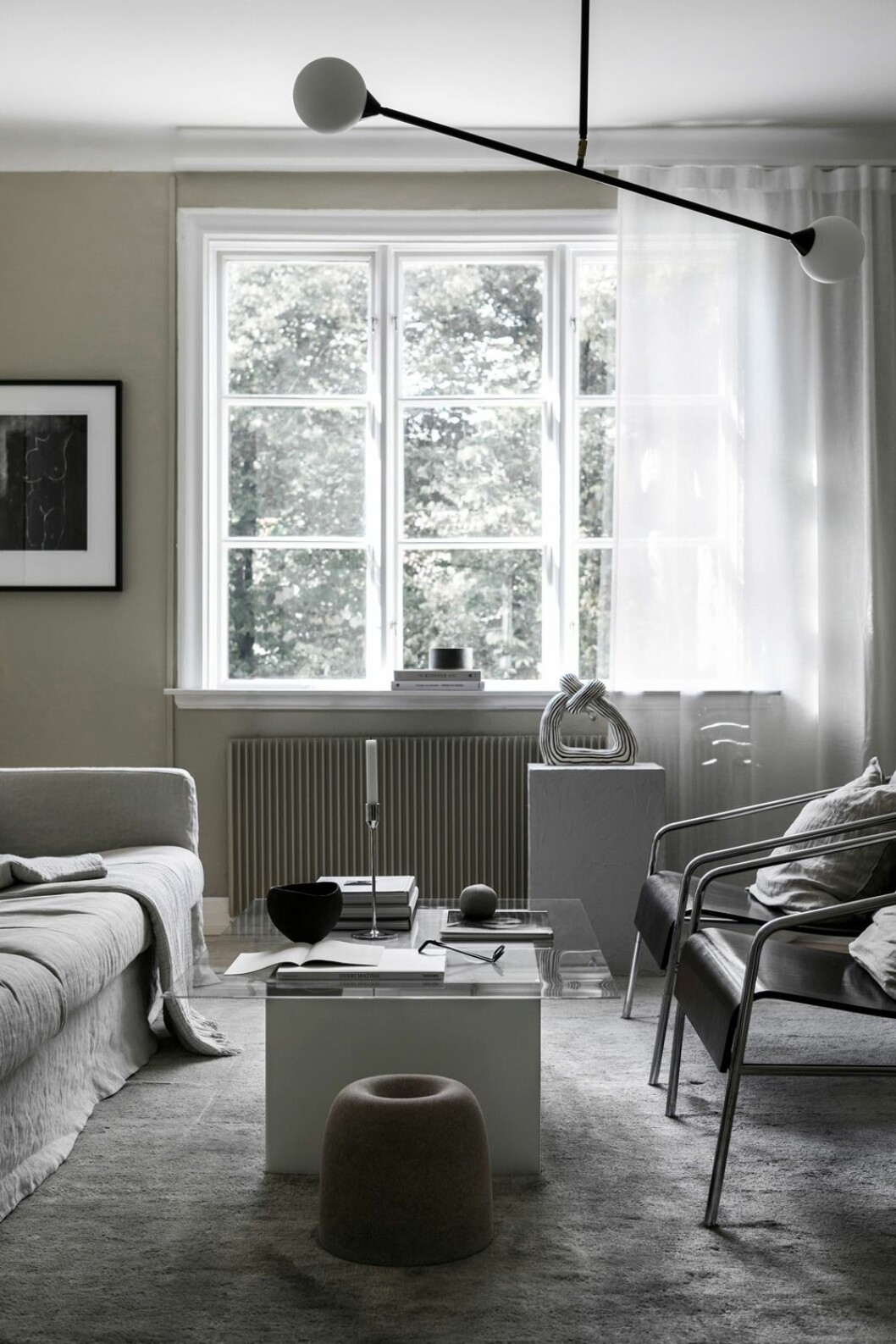 De två fåtöljerna ropades in på en auktion hos Stockholms auktionsverk och designer och producent är okänd. Tavlan är från Boutique Pim och taklampan Two spheres från Atelier Areti.