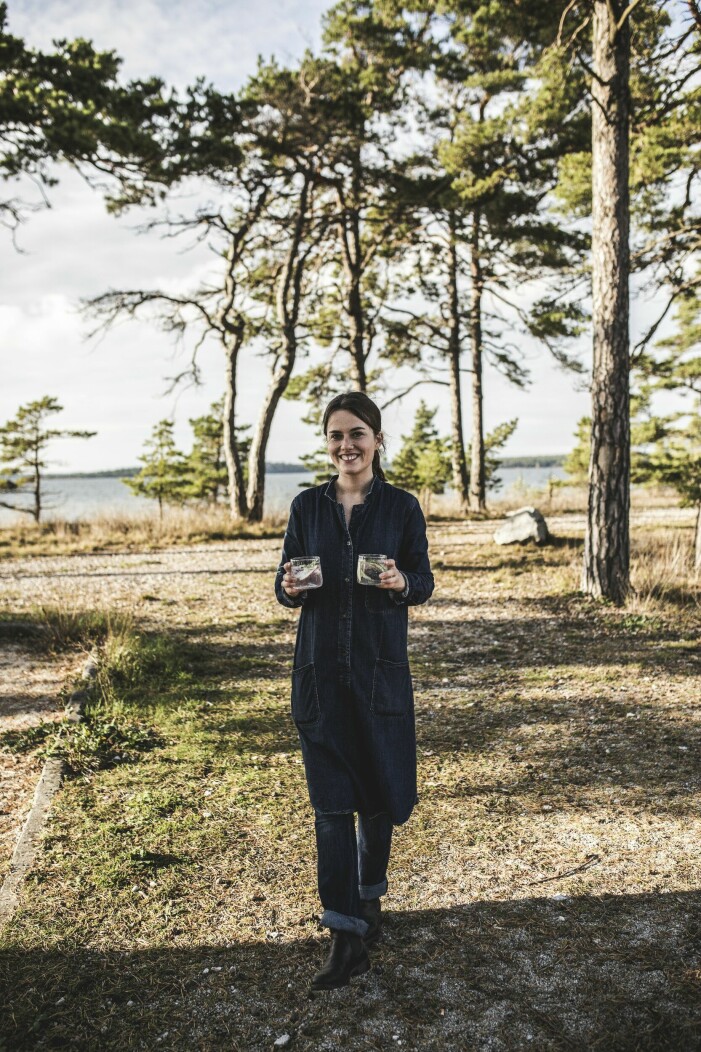 Elisabeth Hellström har eget destilleri och ekocertifierad mark på norra Gotland där hon kan plocka vilda växter till sina produkter. »Det är oerhört viktigt för mig. Jag älskar att ge mig ut i naturen och plocka fläder och andra kryddor till ginen.« Elisabeth Hellström.
